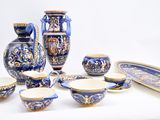 de nombreuses pièces de poterie bleue et blanche posées sur une table