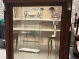 un grand miroir posé par terre