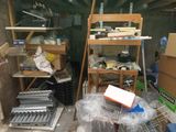 une pièce encombrée de bric-à-brac et de cartons