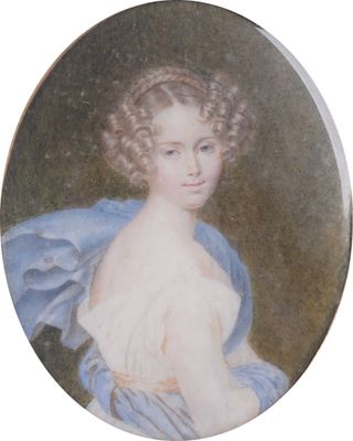 portrait d'une jeune femme vêtue d'une robe bleue et d'une robe blanche