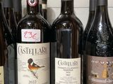 plusieurs bouteilles de vin sont alignées sur un comptoir