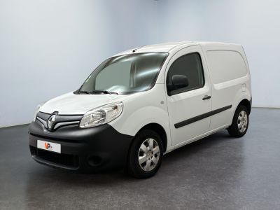 La petite camionnette blanche est garée dans une grande pièce.