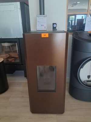 un poêle à bois dans le coin d'une pièce