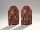 paire de bustes en bois sculpté représentant une femme et un homme