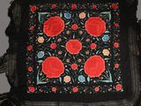 brodé de roses rouges et de franges noires sur fond noir