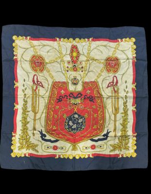 un carré brodé de rouge et d'or, orné d'une couronne
