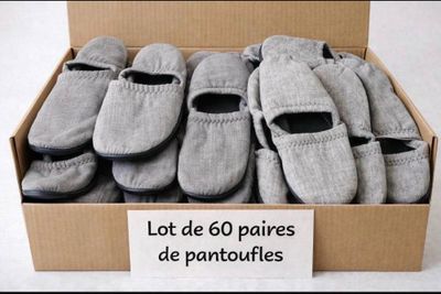de nombreuses paires de chaussures dans une boîte, avec une étiquette de prix