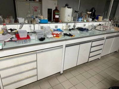 un comptoir sur lequel s'entassent toutes sortes d'objets