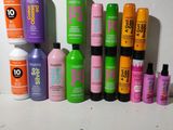 de nombreux types de produits capillaires sur la table