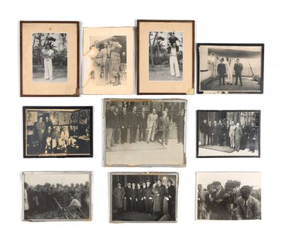 plusieurs vieilles photographies en noir et blanc représentant des hommes et des femmes avec des parapluies