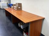 une table en bois sur laquelle sont posées des boîtes, dans une pièce