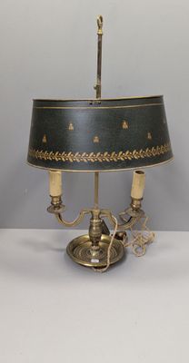 une photo d'une lampe de table surmontée d'un abat-jour noir