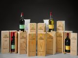 plusieurs bouteilles de vin sont empilées les unes sur les autres