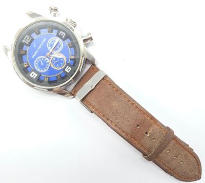 gros plan d'une montre-bracelet sur une surface blanche
