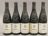 six bouteilles de vin sont alignées sur une surface blanche