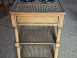 une table en bois sur laquelle sont posés deux bols