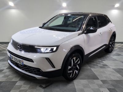 le suv blanc est garé sur le sol en damier d'une pièce