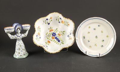 trois pièces de poterie différentes sont exposées sur un fond noir