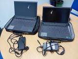 deux ordinateurs portables posés sur une table