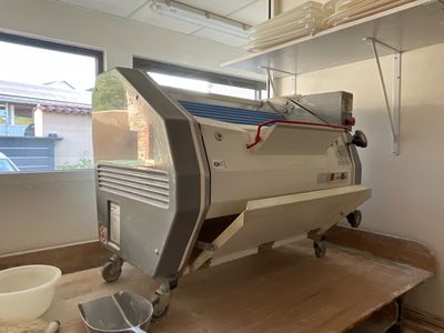 une machine posée sur une table dans une pièce