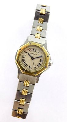 gros plan d'une montre-bracelet avec des chiffres romains