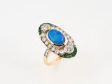 gros plan d'une bague avec une pierre bleue entourée de diamants