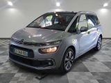 la citrole argentée est garée sur un carrelage en damier
