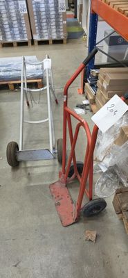 un chariot avec des cartons et un diable dans un entrepôt