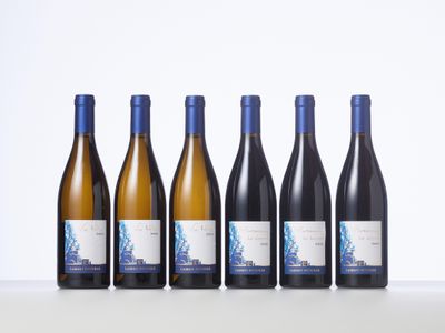 six bouteilles de vin alignées sur une table