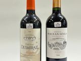 deux bouteilles de vin posées l'une à côté de l'autre sur une table