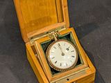 une petite boîte en bois avec une horloge à l'intérieur