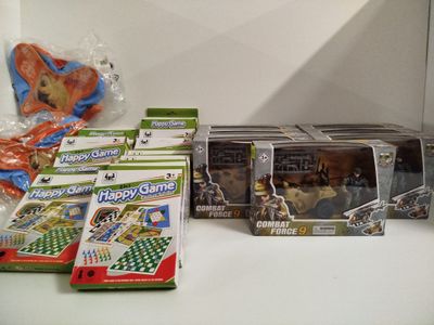 beaucoup de jouets sur la table