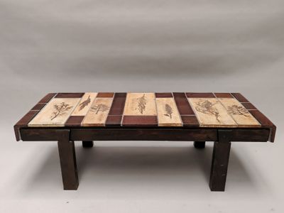 une photo d'une table basse fabriquée à partir de bouteilles de vin