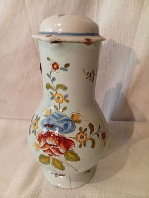 un vase blanc orné d'un motif floral
