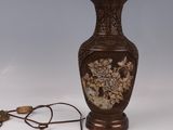 une lampe posée sur une table à côté d'une lampe