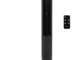 un ventilateur colonne noir posé à côté d'une télécommande