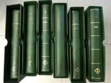 six livres verts sont alignés sur un sol carrelé
