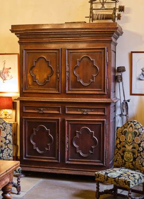 une photo d'un salon avec une grande armoire en bois