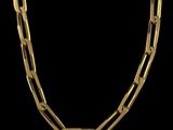 un collier à chaîne en or à maillons longs