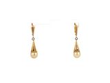 une paire de boucles d'oreilles en or ornées de perles sur fond blanc