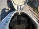 une voiture équipée d'un siège à l'arrière