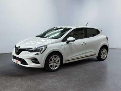 une voiture blanche garée dans une pièce blanche au sol noir