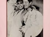 photographie en noir et blanc d'un homme et d'une femme qui s'étreignent