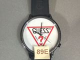 une montre-bracelet sur laquelle figure le logo Guess