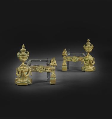 paire de tables basses en bronze et en verre, ornées de figures sur les pieds
