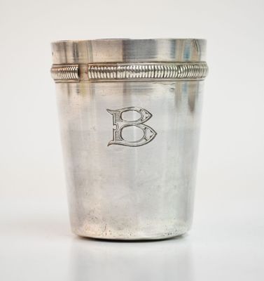 une vieille coupe en argent portant un monogramme sur le côté