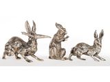 une paire de figurines de lapins plaquées argent sur fond blanc