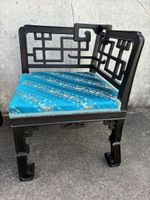 Paire de fauteuils dossier ajouré en bois laqué assises en s… (photo 3)