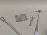 beaucoup d'objets en argent qui se trouvent sur la table