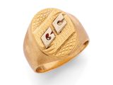une image d'une bague en or avec une pierre rouge au centre